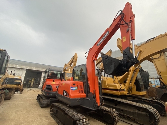 6 tonnes d'origine utilisée Doosan DX60 Excavateur à rampe avec 39,7 kW de puissance du moteur et 0,21m3 de capacité de seau
