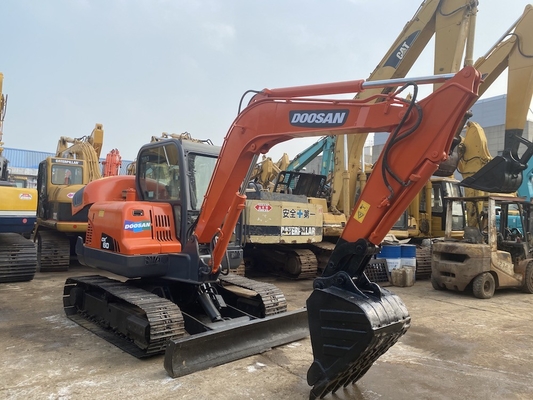 6 tonnes d'origine utilisée Doosan DX60 Excavateur à rampe avec 39,7 kW de puissance du moteur et 0,21m3 de capacité de seau