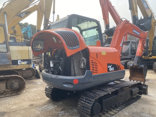 6 tonnes d'origine utilisée Doosan DX60 Excavateur à rampe avec 39,7 kW de puissance du moteur et 0,21m3 de capacité de seau