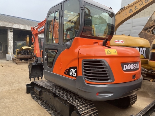 6 tonnes d'origine utilisée Doosan DX60 Excavateur à rampe avec 39,7 kW de puissance du moteur et 0,21m3 de capacité de seau